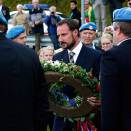 The Crown Prince lays a wreath on the memorial commemorating UN soldiers from Rogaland, killed in service (Photo: Bjørn Sigurdsøn, Scanpix)